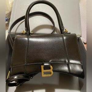 WOMEN'S HOURGLASS SMALL HANDBAG BOX IN BLACK
Balenciaga bag/ crossbody